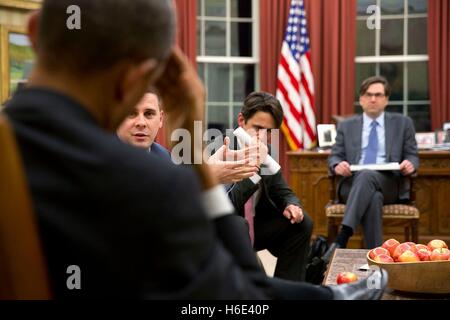 Le président des États-Unis, Barack Obama, à l'écoute de conseillers principaux au cours d'une réunion dans le bureau ovale de la Maison Blanche le 30 janvier 2015 à Washington, DC. Banque D'Images