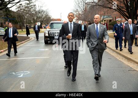 Le président américain Barack Obama et le secrétaire à la sécurité intérieure Jeh Johnson à pied au ministère de la sécurité intérieure, le 2 février 2015 à Washington, DC. Banque D'Images