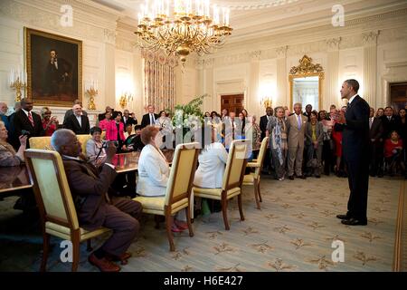 Le président des États-Unis, Barack Obama parle du Fonds de défense juridique pour les membres et les invités lors d'un dîner marquant le 60e anniversaire de l'affaire Brown c. Board of Education de la Cour suprême dans la salle à manger d'état de la Maison Blanche le 16 mai 2014, à Washington, DC. Banque D'Images