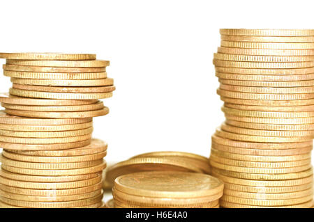Concepts économiques. Pièces d'or sur fond blanc. Coins empilés les uns sur les autres. Banque D'Images