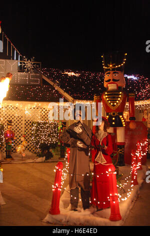 Maison décorée et éclairée pour Noël Banque D'Images