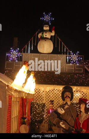 Maison décorée et éclairée pour Noël Banque D'Images