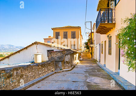 La paisible rue emty haut sur la colline sur la façon de le château de Palamidi En Argolide, Nauplie, Grèce. Banque D'Images