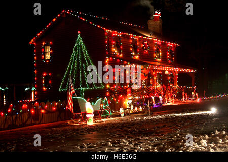 Maison décorée et éclairée pour Noël Banque D'Images