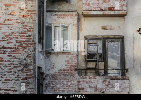 Bucarest, Roumanie, 14 février 2016 : Ancien bâtiment dégradé, à Bucarest. Banque D'Images