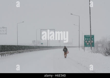 Autoroute A2, Roumanie 17 janvier 2016 : un homme marche sur l'autoroute A2, la principale route commerciale qui relie Bucarest à t Banque D'Images