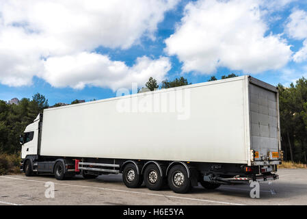 Camion blanc garé sur un parking de l'Espagne Banque D'Images