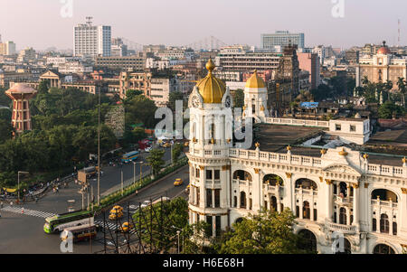 Portrait de la ville de Kolkata à côté de la Jawaharlal Nehru Road avec vue de l'exécution de bâtiments importants dans la distance. Banque D'Images