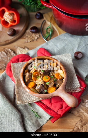 Ragoût de boeuf dans un pot en argile. Banque D'Images