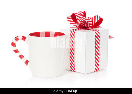 Boîte cadeau de Noël et vin chaud cup. Isolé sur fond blanc Banque D'Images