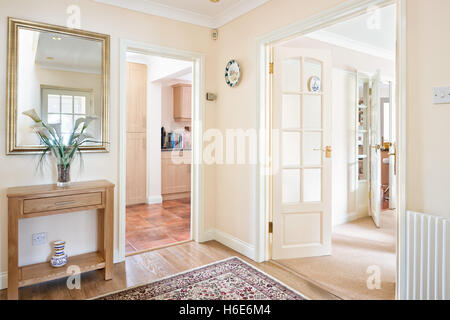 Le hall d'entrée d'une maison contemporain montrant la connexion et mise en page des chambres voisines Banque D'Images