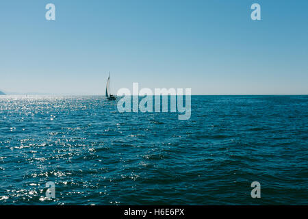 Location de bateaux au large des côtes de Porto Venere, Ligurie, Italie. Banque D'Images