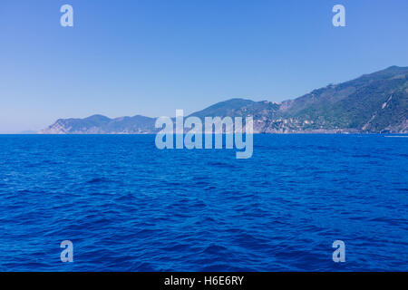 La côte Ligure, à au nord de Porto Venere pour les Cinque Terre prises de tourist ferry. Banque D'Images