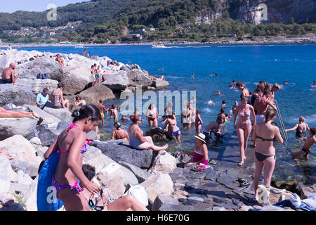 Baigneuses au soleil sur les rochers à Porto Venere (La Spezia, Liguria, Italie) Banque D'Images