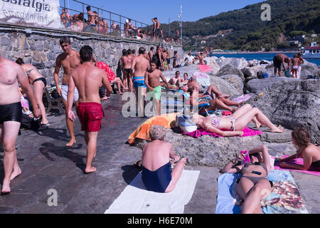 Baigneuses au soleil sur les rochers à Porto Venere (La Spezia, Liguria, Italie) Banque D'Images