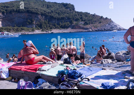 Baigneuses au soleil sur les rochers à Porto Venere (La Spezia, Liguria, Italie) Banque D'Images