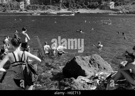 Baigneuses au soleil sur les rochers à Porto Venere (La Spezia, Liguria, Italie) Banque D'Images