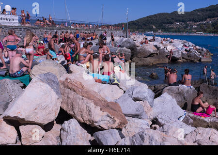 Baigneuses au soleil sur les rochers à Porto Venere (La Spezia, Liguria, Italie) Banque D'Images