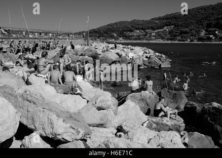 Baigneuses au soleil sur les rochers à Porto Venere (La Spezia, Liguria, Italie) Banque D'Images