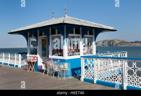 Boutique de souvenirs de l'époque victorienne sur la jetée de Llandudno, au nord du Pays de Galles, Pays de Galles, Royaume-Uni. Banque D'Images