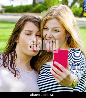 Les jeunes filles qui un drôle et selfies sticking tongue out Banque D'Images