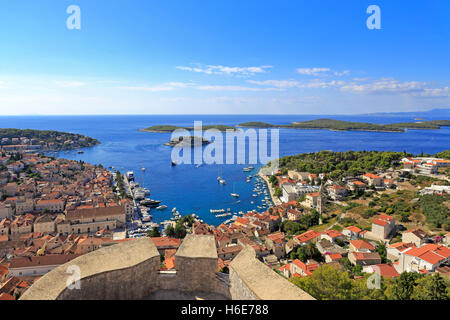 Port et les Îles Pakleni de la forteresse espagnole, la ville de Hvar, Hvar, Croatie, Dalmatie, côte dalmate, l'Europe. Banque D'Images