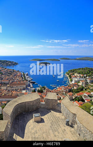 Port et les Îles Pakleni de la forteresse espagnole, la ville de Hvar, Hvar, Croatie, Dalmatie, côte dalmate, l'Europe. Banque D'Images