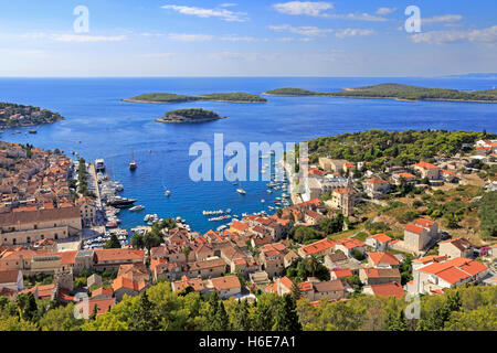 Port et les Îles Pakleni de la forteresse espagnole, la ville de Hvar, Croatie, Dalmatie, côte dalmate, l'Europe. Banque D'Images