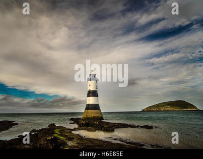 Penmon Phare et l'île de macareux, Anglesey, Pays de Galles Banque D'Images