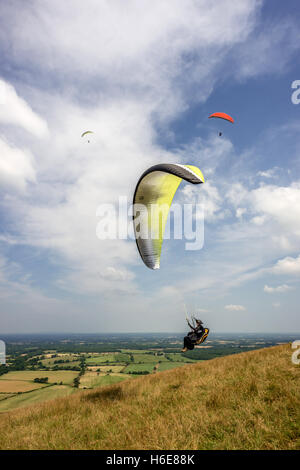 Parascenders battant de Devil's Dyke, près de Brighton Banque D'Images