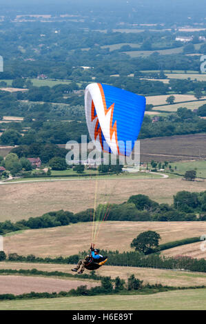 Parascenders battant de Devil's Dyke, près de Brighton Banque D'Images