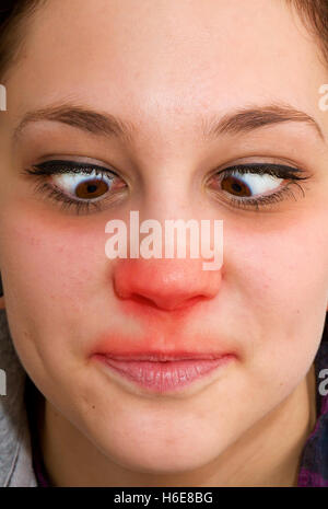 Jeune femme avec un nez rouge et froide Banque D'Images