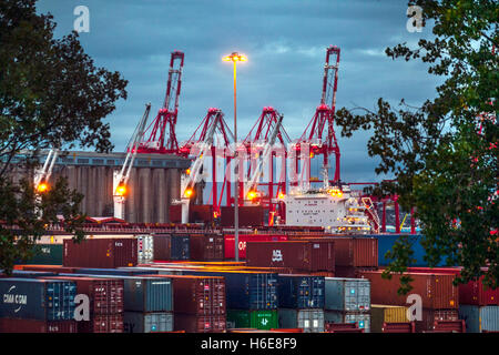 Les exportations et les importations britanniques déchargés et chargés au Seaforth Docks, Liverpool, Merseyside, UK2 Banque D'Images