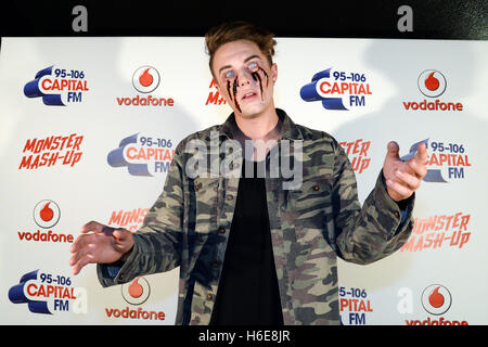 Le présentateur de Capital FM Roman Kemp pendant Monster Mash Up de Capital FM avec Vodafone au Mountford Hall, Liverpool Guild of Students, Liverpool. APPUYEZ SUR ASSOCIATION photo. Date de la photo: Jeudi 27 octobre 2016. Le crédit photo devrait se lire: Anna Gowthorpe/PA Wire Monster Mash-Up de Capital avec Vodafone a commencé à Liverpool ce soir (jeudi 27 octobre). C'était le premier des trois concerts d'Halloween qui rapprochait les auditeurs de Capital de certains des artistes, DJ et producteurs les plus en vue au monde. Les Chainsmokers, Martin Solveig, Sigma, Kungs et Anton Powers ont joué à une foule vendue au Mont Liverpool Banque D'Images