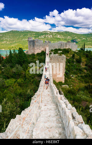 Les touristes sur le grand mur au-dessus de Mali Ston et l'Adriatique, Ston, côte dalmate, en Croatie Banque D'Images