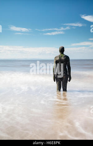 L'un des hommes de fer de l'Anthony Gormley exposition sur Crosby Beach, Liverpool Banque D'Images