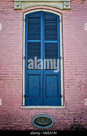 Volets bleu vert rose sur un immeuble situé dans le quartier français de la Nouvelle Orléans Banque D'Images