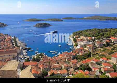 Port et les Îles Pakleni de la forteresse espagnole, la ville de Hvar, Hvar, Croatie, Dalmatie, côte dalmate, l'Europe. Banque D'Images