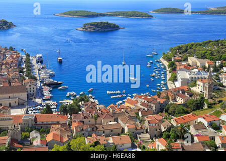 Port et les Îles Pakleni de la forteresse espagnole, la ville de Hvar, Hvar, Croatie, Dalmatie, côte dalmate, l'Europe. Banque D'Images