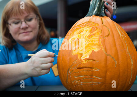 Usage éditorial seul artiste Jacqui Kelly sculpte une citrouille pour ressembler à la face de Freddie Kruger de A Nightmare on Elm Street, qui sera à l'affiche au cinéma Vue Westfield dans ShepherdÃ•à s Bush, London, avec quatre autres citrouilles taillées dans l'horreur des méchants. Banque D'Images