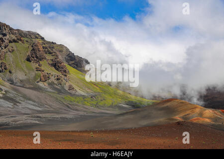 Matin images de la gravure de brouillard dans le cratère de Haleakala colorés dans le Parc National de Haleakala, Maui, Hawaii Banque D'Images