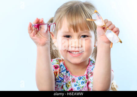 Close up portrait of infant holding deux verres à essai d'oeil. Banque D'Images