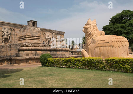 Nandi bull énorme à l'entrée, Temple de Brihadisvara, Gangaikondacholapuram, Tamil Nadu, Inde. Banque D'Images