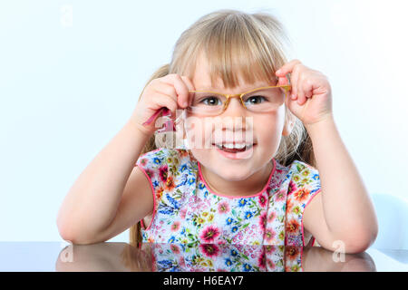 Portrait de l'essai de nouvelles lunettes. Banque D'Images