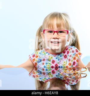 Close up portrait of cute little girl wearing nouvelles lunettes. Banque D'Images