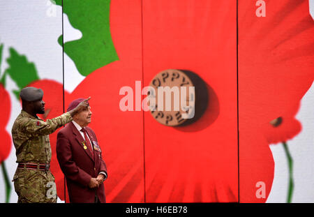 Ancien combattant de la Seconde Guerre mondiale Geoffrey Pattinson , 92 stands, avec d'anciens RAF medic Ben Poku (gauche), 34, ainsi qu'ils considèrent une installation vidéo dévoilée par la Royal British Legion's Poppy Appel à Paternoster Square à Londres, qui invite les gens à repenser au souvenir. Banque D'Images