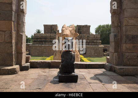 Nandi bull à l'entrée de l'mukhamandapa, Temple de Brihadisvara, Gangaikondacholapuram, Tamil Nadu, Inde. Vue depuis l'Est. Banque D'Images