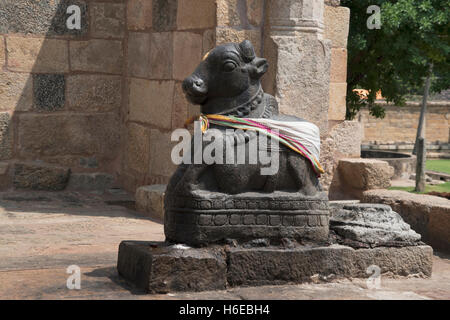 Nandi bull à l'entrée de l'mahamandapa, Temple de Brihadisvara, Gangaikondacholapuram, Tamil Nadu, Inde. Vue depuis l'Est. Banque D'Images