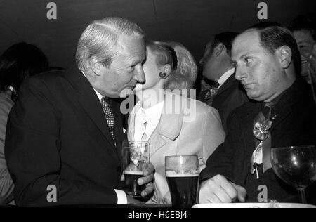 Parti conservateur Edward Heath (l) reçoit un baiser de femme Jenny Smith, 18, dans le Queen's public house à Bradford. M. Heath a appelé au pub pour se rafraîchir après l'adressage d'un grand rassemblement à St George's Hall, Bradford, dans le cadre de l'élection générale de demain.PA  145826-142 AF Banque D'Images