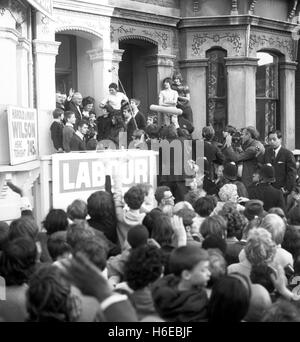 Le premier ministre Harold Wilson et son épouse, Mary, reconnaître (porte à gauche), le Parti du Travail, d'assaut le siège du parti de Battersea, à l'arrivée à Lavender Hill, Londres. PA  AF 145826-57 Banque D'Images